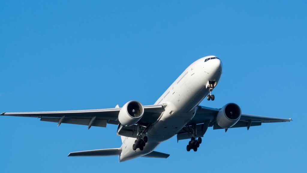 Avião perde motor e retorna ao aeroporto com urgência