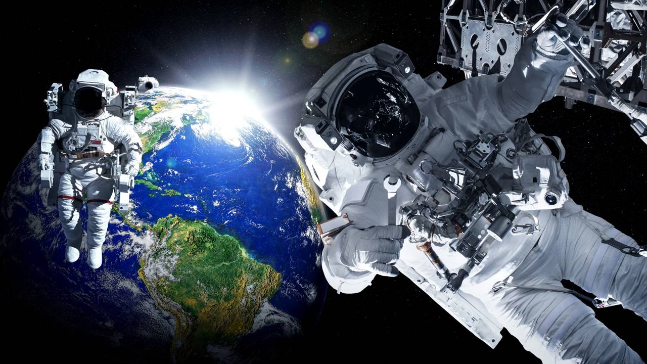 Bolsa de ferramentas esquecida por astronautas durante caminhada espacial na ISS pode ser vista com binóculos