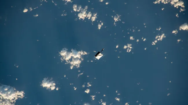 Bolsa de ferramentas esquecida por astronautas durante uma caminhada espacial na ISS pode ser vista com binóculos
