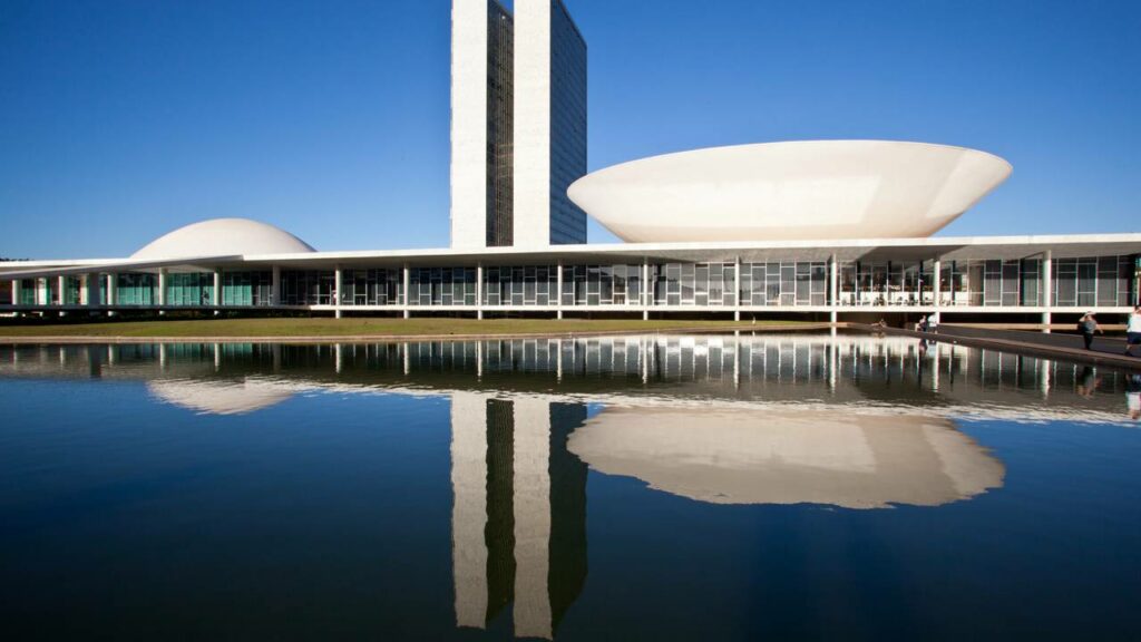 A capital invisível que une arquitetura futurista, natureza selvagem e vida de alto padrão