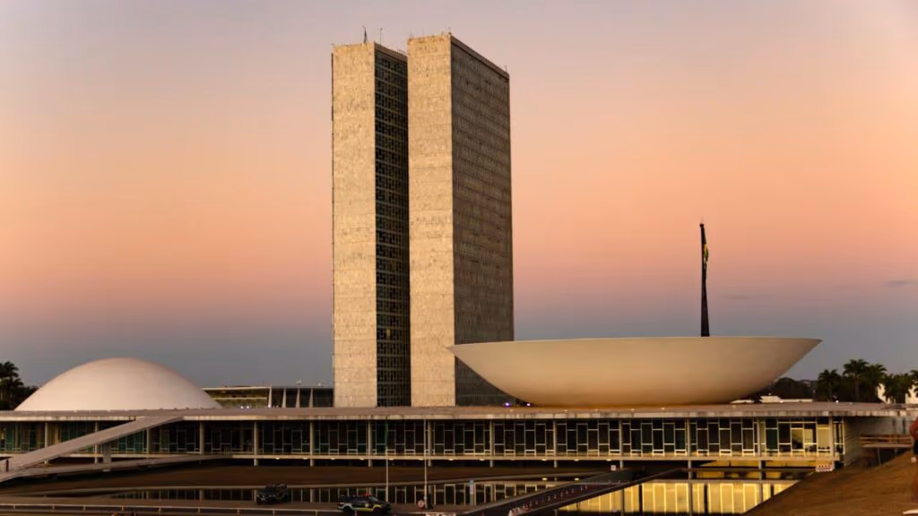 A capital invisível que une arquitetura futurista, natureza selvagem e vida de alto padrão