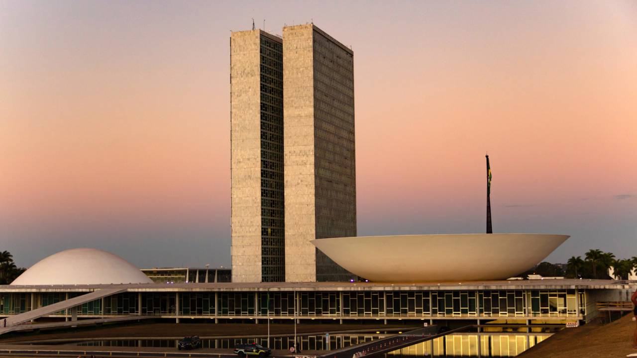 A capital invisível que une arquitetura futurista, natureza selvagem e vida de alto padrão