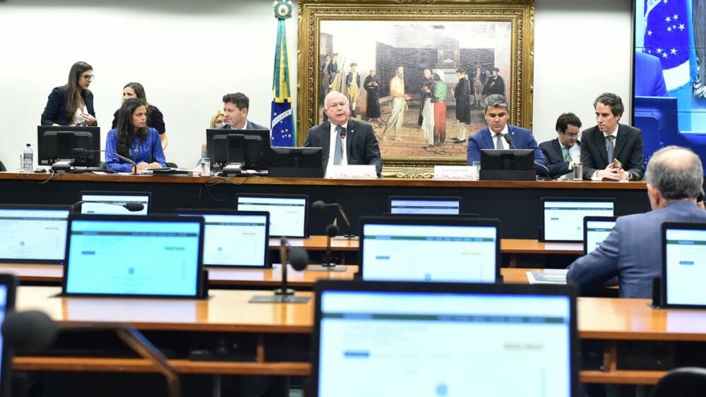 CCJ da Câmara adia votação de parecer contra cassação de Zambelli