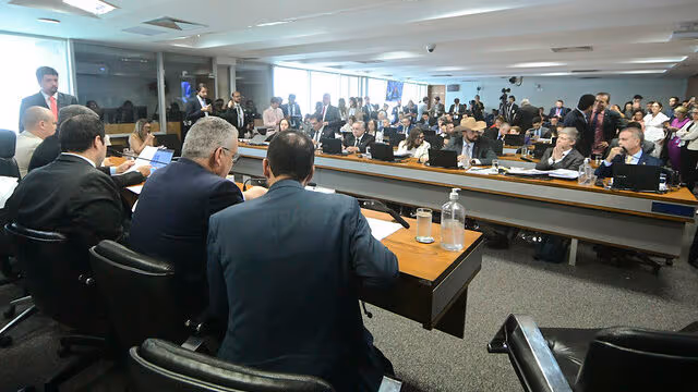 CCJ do Senado aprova proposta que fixa em 36 horas o limite para a jornada de trabalho