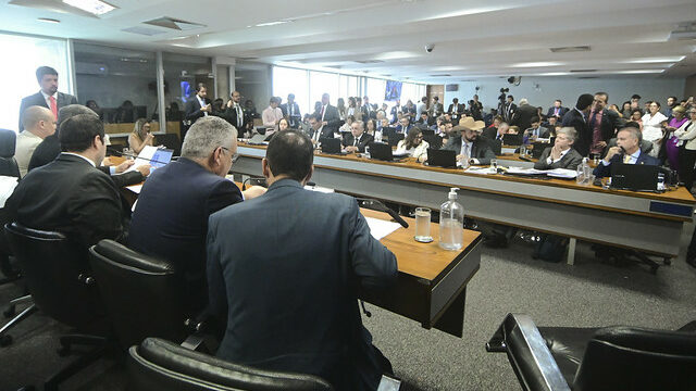 CPMI do INSS aprova a convocação de Daniel Vorcaro e rejeita a de Leila Pereira