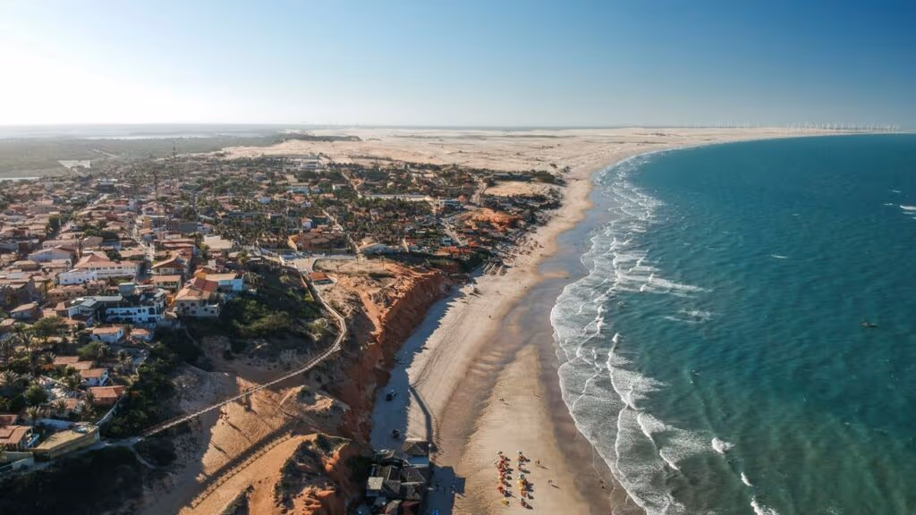 Essa praia nordestina virou símbolo do turismo com mar esverdeado e noites cheias de vida