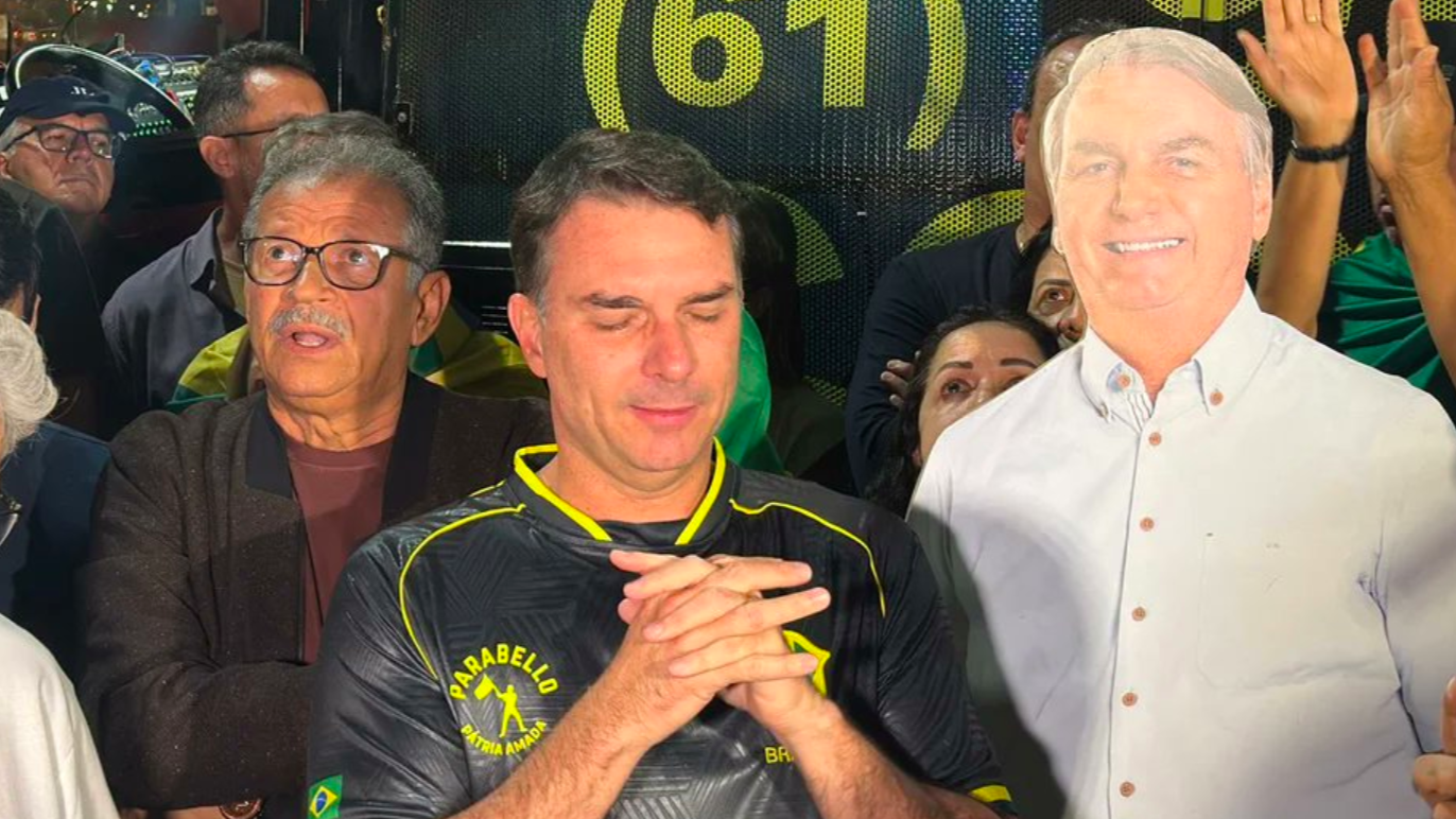 Bolsonaro de papelão para 2026