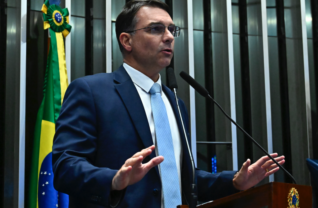 “Michelle atropelou o próprio presidente Bolsonaro”, diz Flávio