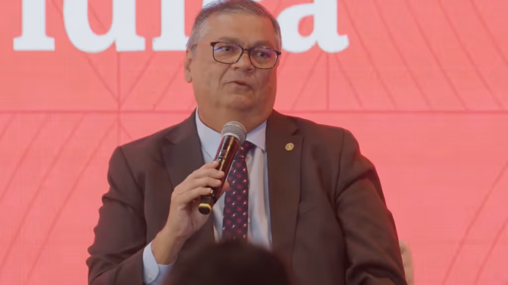 Dino tenta explicar decisão de Gilmar para blindar STF