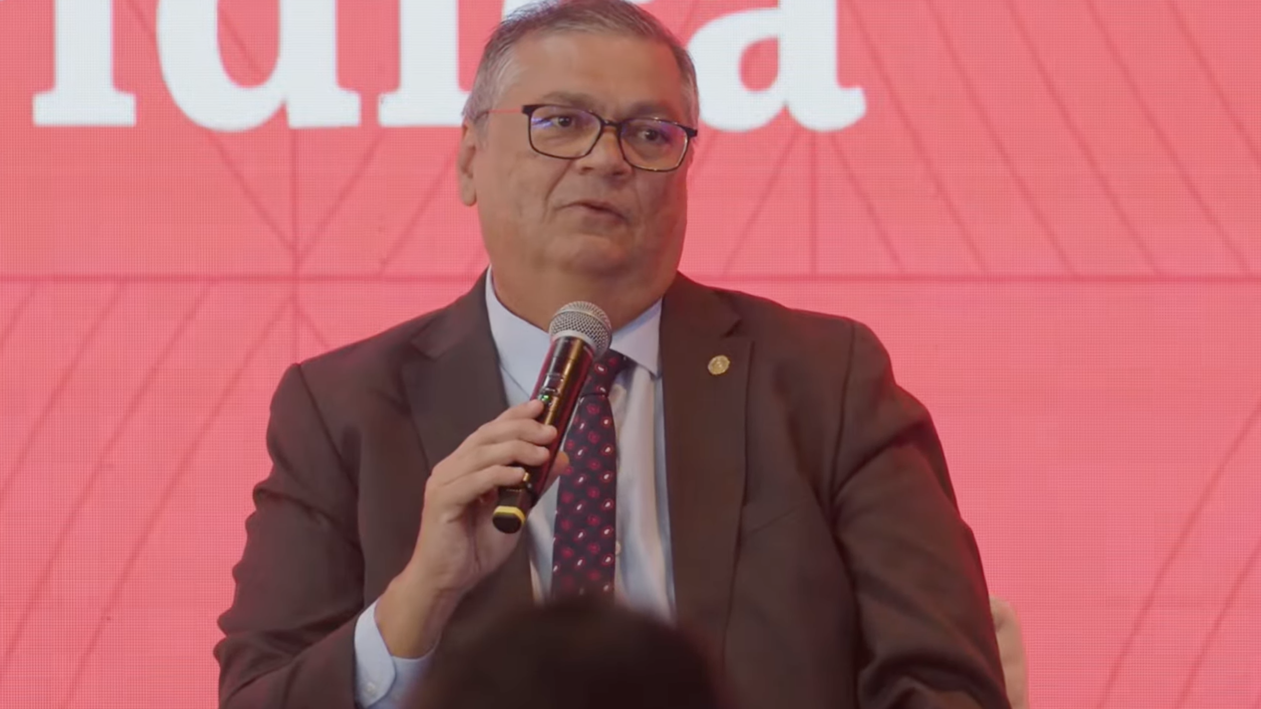 Dino tenta explicar decisão de Gilmar para blindar STF