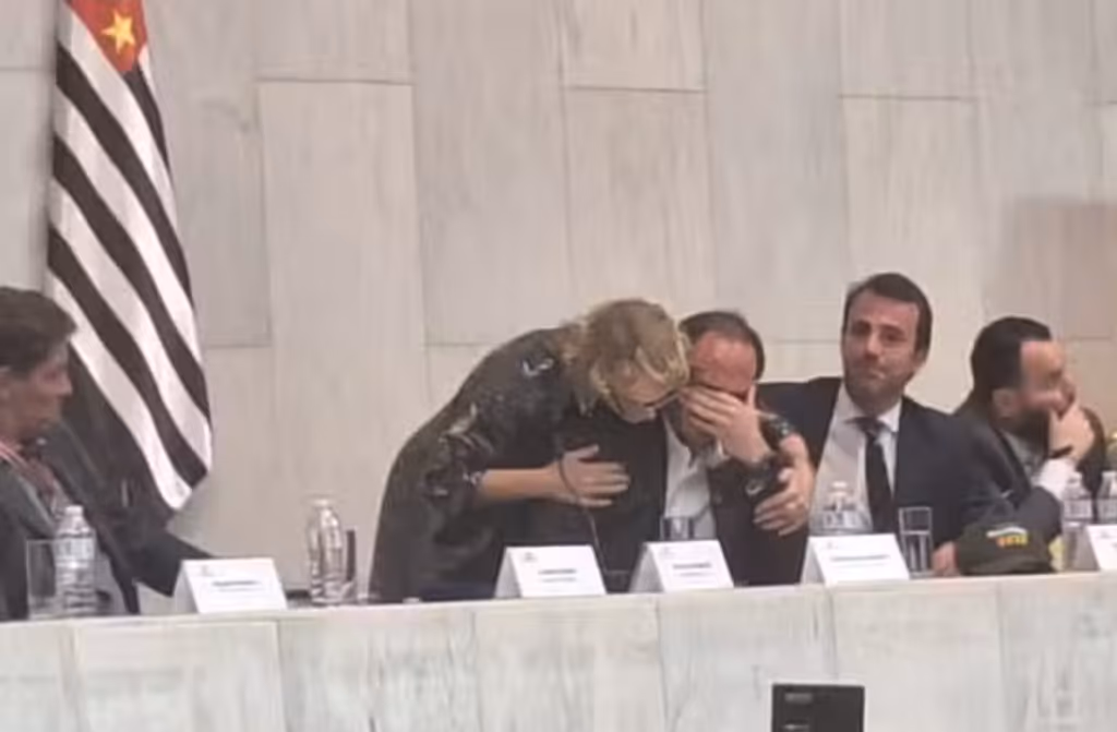 Carlos Bolsonaro recebe homenagem na Alesp e chora ao falar do pai preso