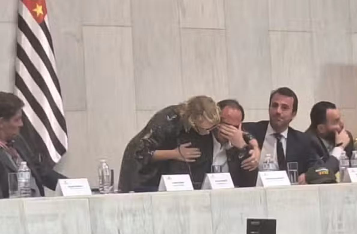 Carlos Bolsonaro recebe homenagem na Alesp e chora ao falar do pai preso