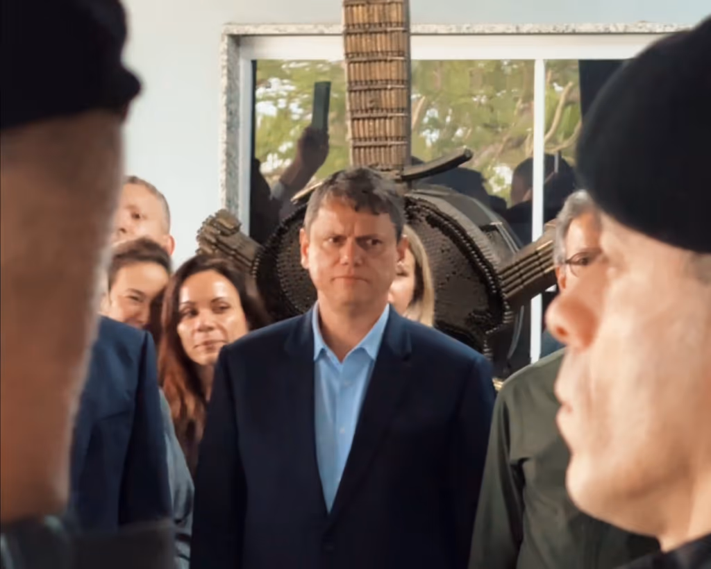 Tarcísio recebe medalha do Bope no Rio