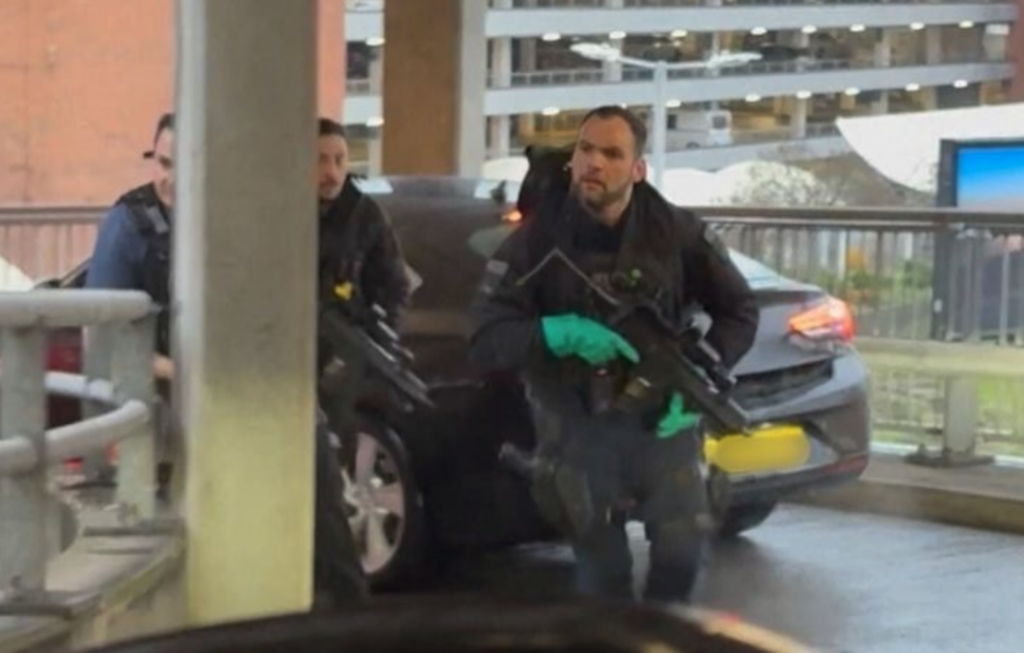Homem é preso após ataque com spray de pimenta em aeroporto de Londres