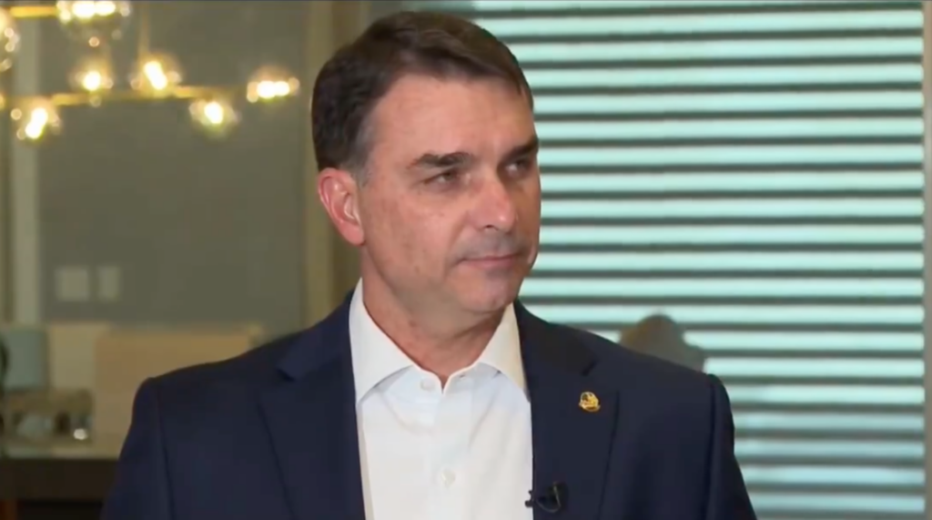 “Meu preço é Jair Bolsonaro livre e na urna”, diz Flávio