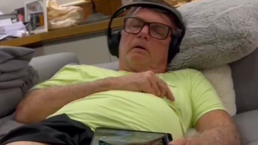 Jair Bolsonaro é operado em Brasília; procedimento deve durar 4 horas