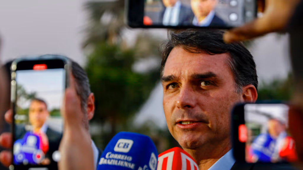 Flávio Bolsonaro minimiza impacto de carta: “Para mim, não muda nada”