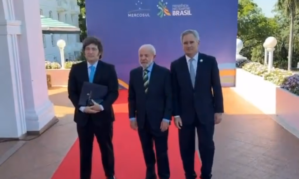 Lula e Milei se cumprimentam e posam para fotos na cúpula do Mercosul