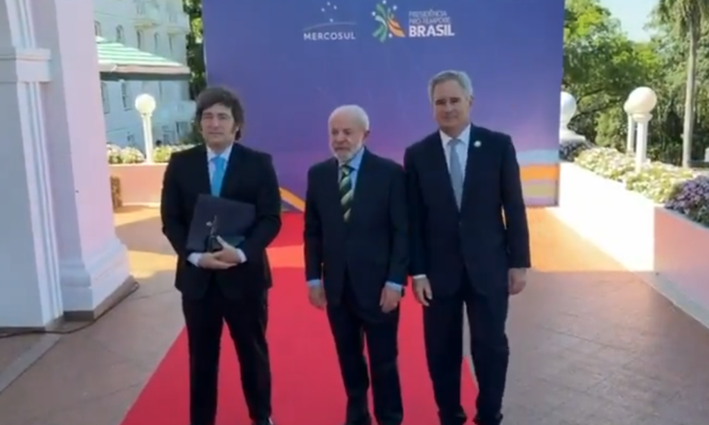 Lula e Milei se cumprimentam e posam para fotos na cúpula do Mercosul