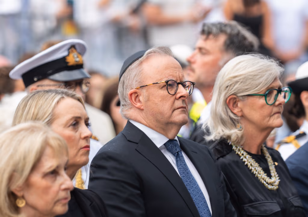 Premiê da Austrália é vaiado em vigília após ataque antissemita