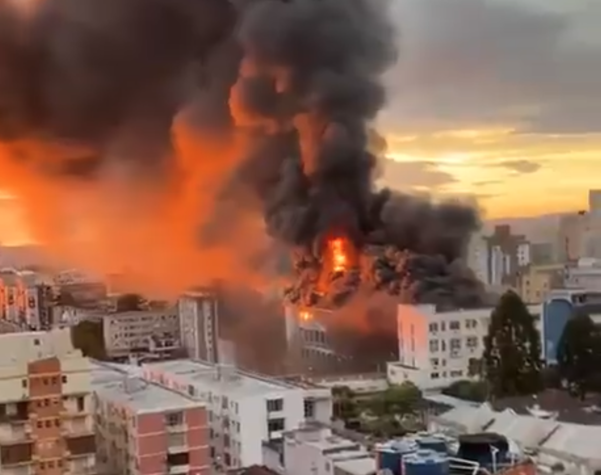 Incêndio de grandes proporções atinge colégio centenário no RS