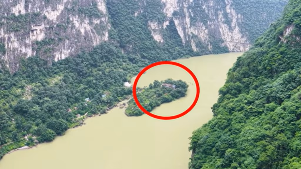 Família larga tudo para viver sozinha em ilha no Grand Canyon chinês