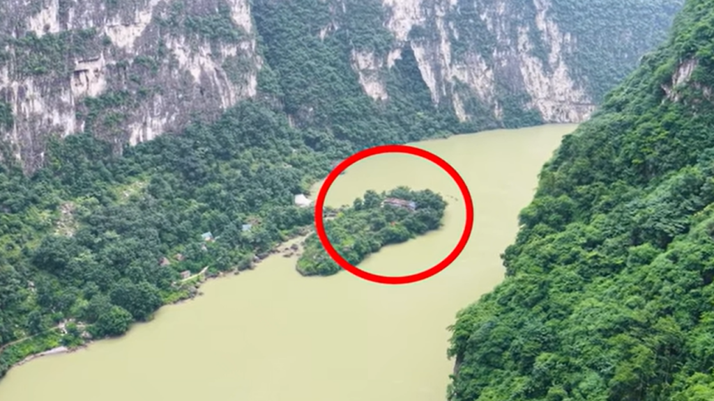 Família larga tudo para viver sozinha em ilha no Grand Canyon chinês