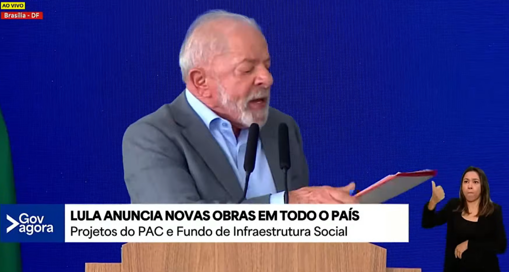 Lula reclama do uso de celular em atos de ministros