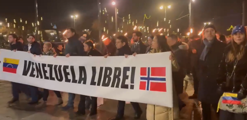 Venezuelanos marcham em Oslo após prêmio a María Corina