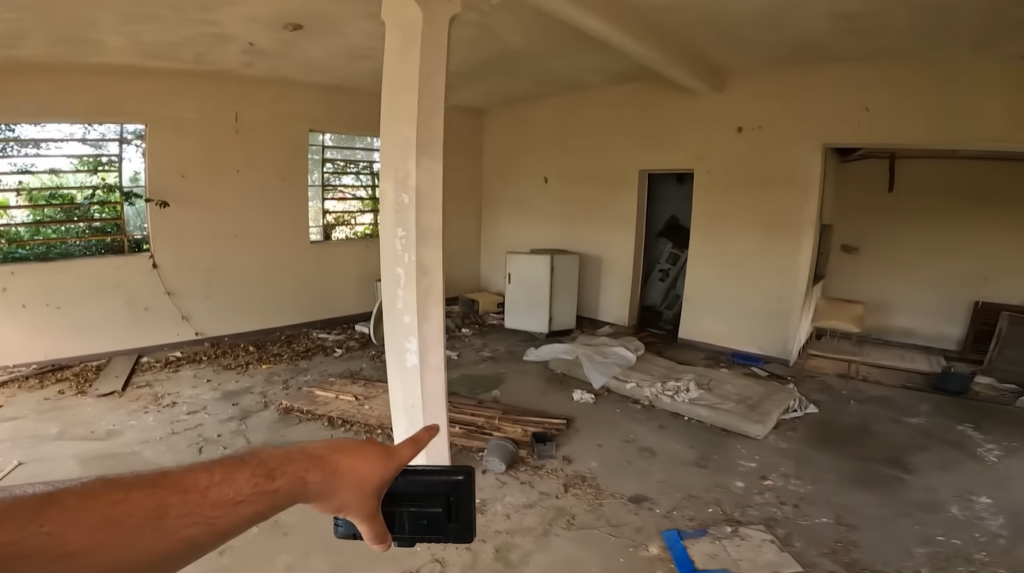 Mansão fica abandonada após família desaparecer misteriosamente