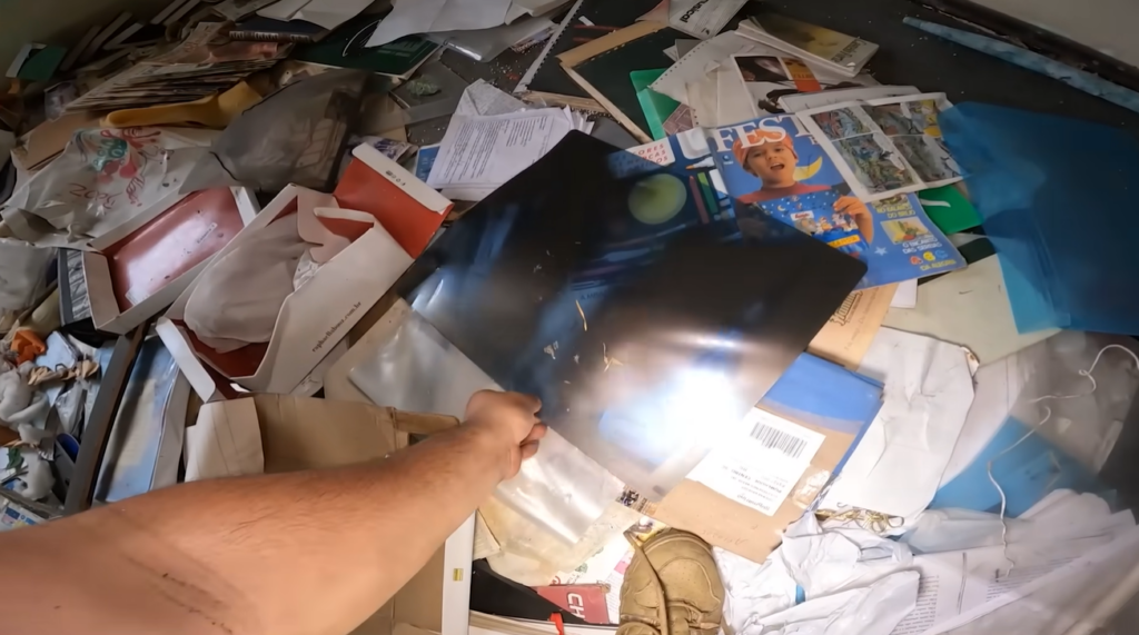 Mansão fica abandonada após família desaparecer misteriosamente