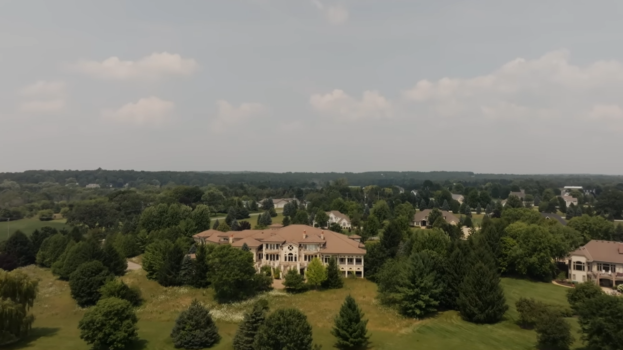 Por dentro de uma mega mansão abandonada de 7 milhões com um Rolls-Royce deixado para trás