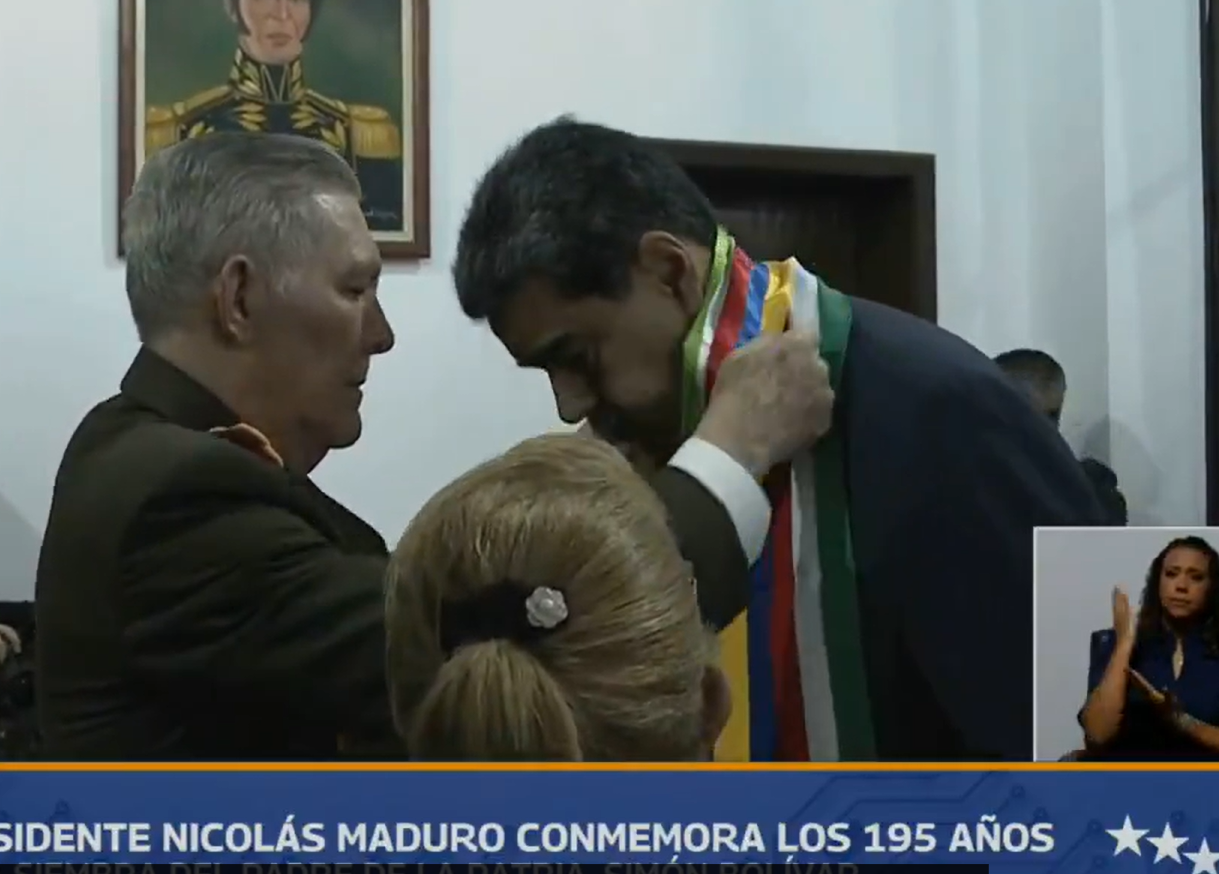 Maduro ganha prêmio “Arquiteto da Paz”