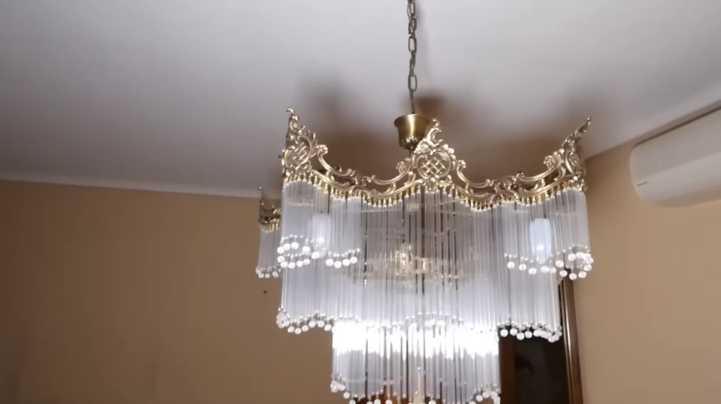 Exploradores entram em mansão abandonada e encontram surpresa no porão