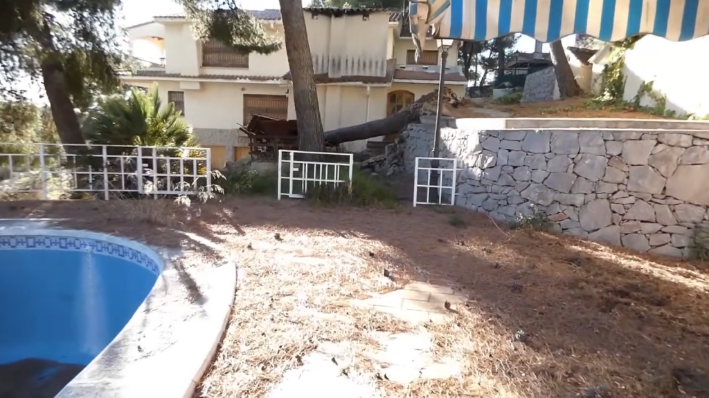 Exploradores entram em mansão abandonada e encontram surpresa no porão