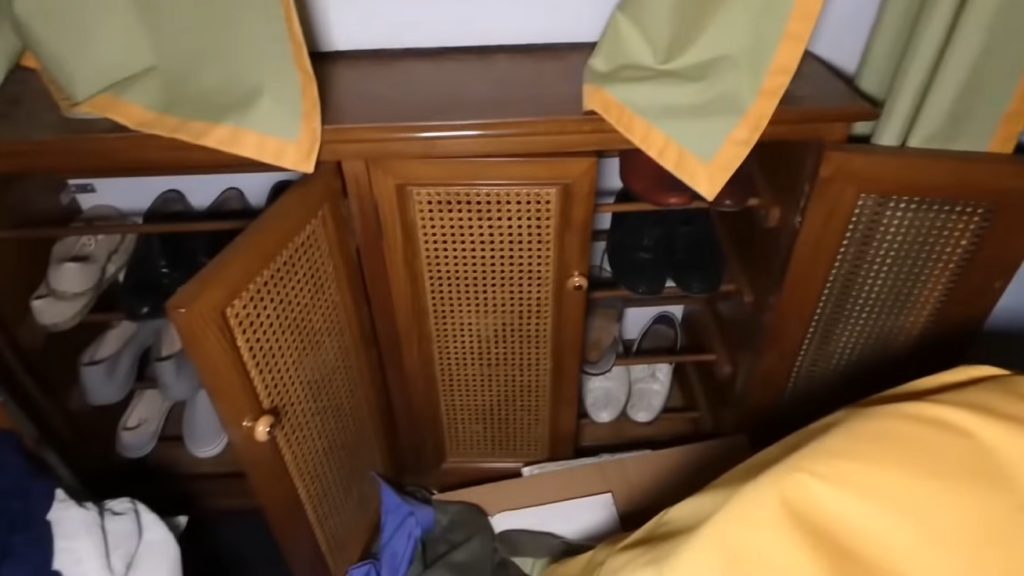 Exploradores entram em mansão abandonada e encontram surpresa no porão