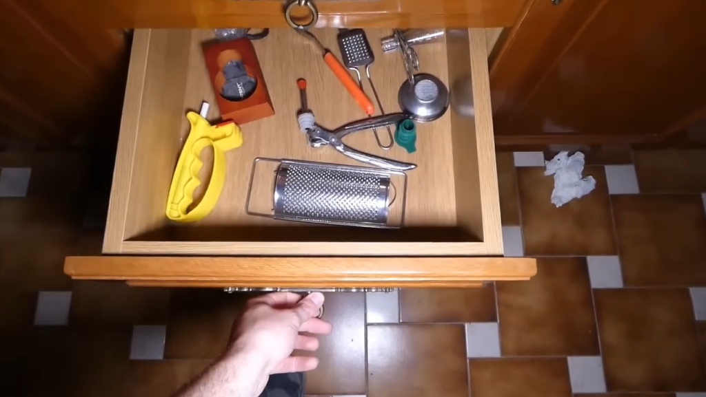 Exploradores entram em mansão abandonada e encontram surpresa no porão