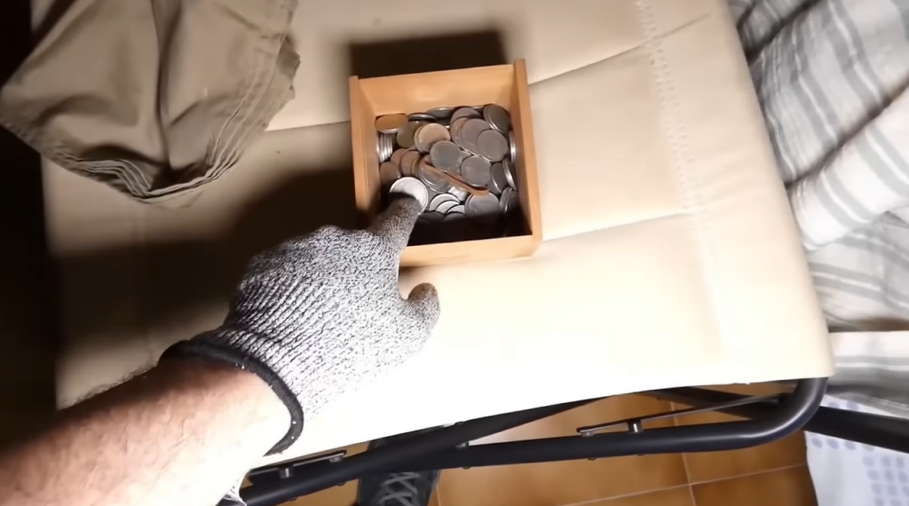 Exploradores entram em mansão abandonada e encontram surpresa no porão