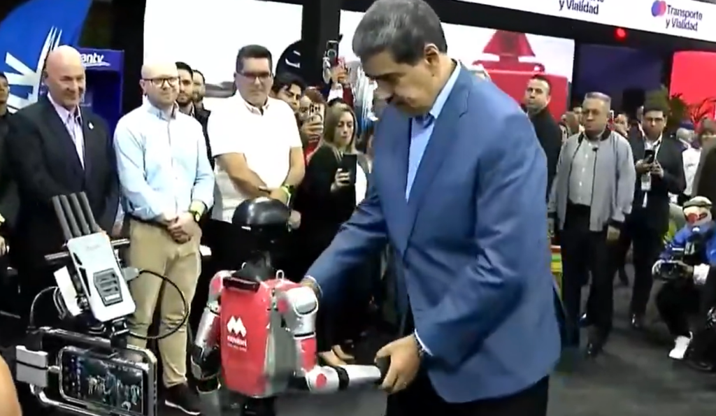 Crusoé: Maduro dança com robô