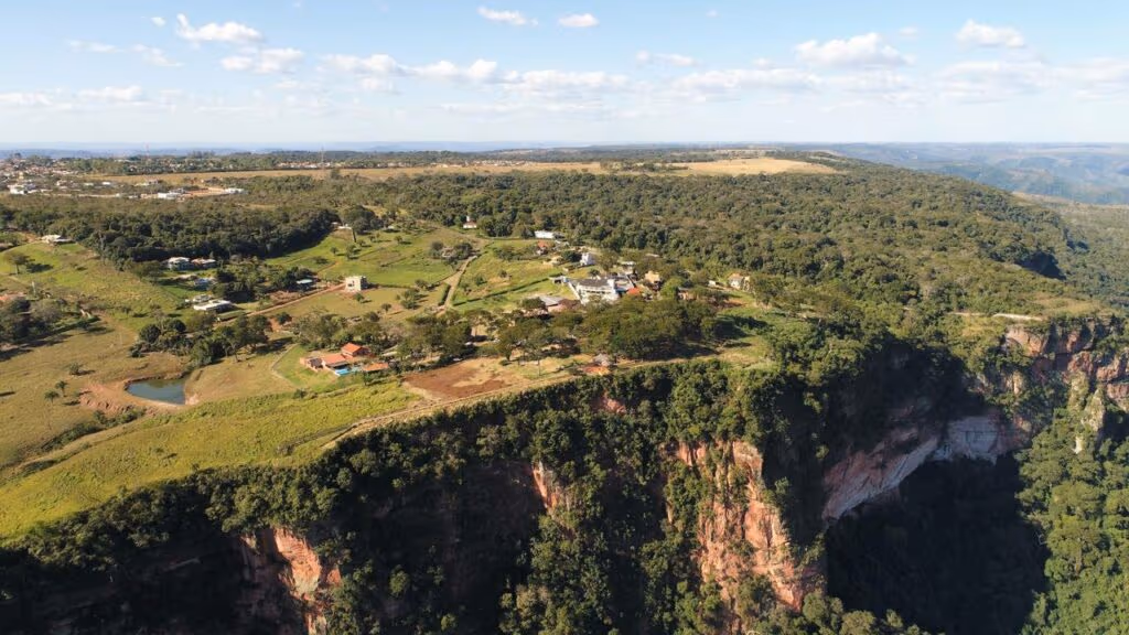 O destino que justifica o título de Oásis do Cerrado com paisagens monumentais e frescor inesperado
