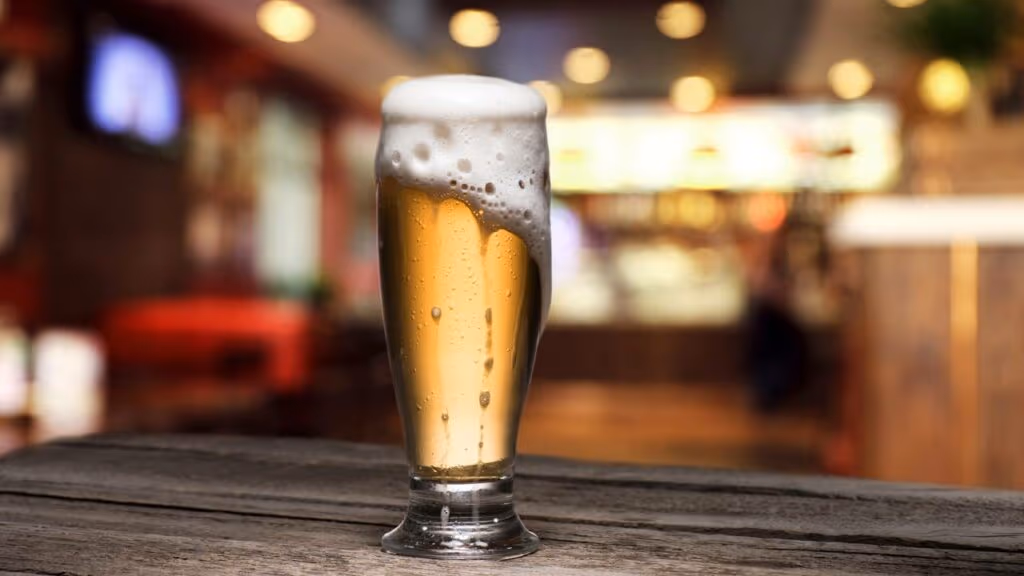 Cientista cria cerveja que serve como vacina e abre debate sobre ética científica e saúde pública