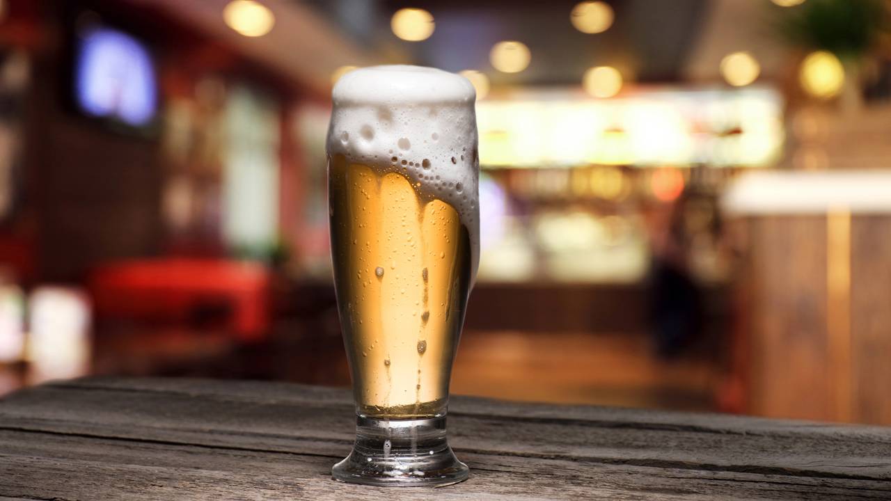 Cientista cria cerveja que serve como vacina e abre debate sobre ética científica e saúde pública
