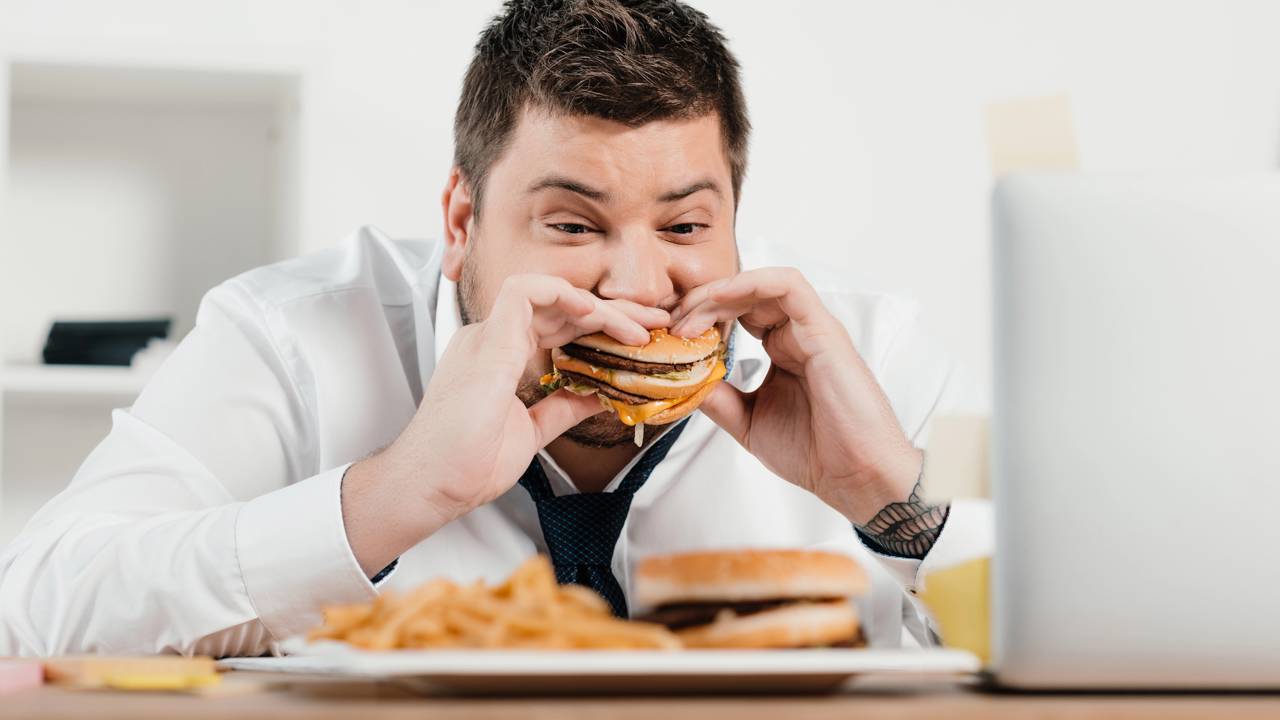 Como comer rápido bagunça sua saciedade e aumenta o risco de obesidade