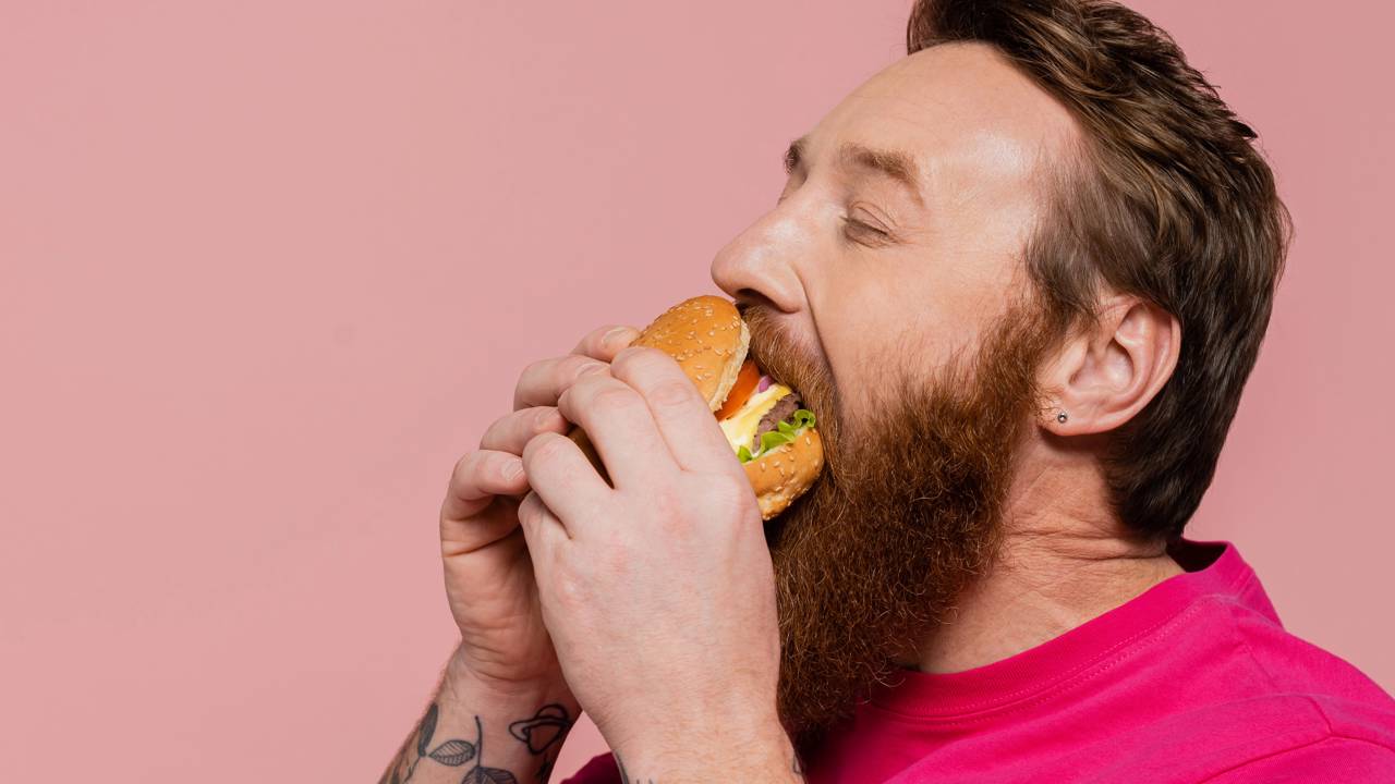 Comer lento vs comer rápido: Por que mastigar mais pode beneficiar o emagrecimento