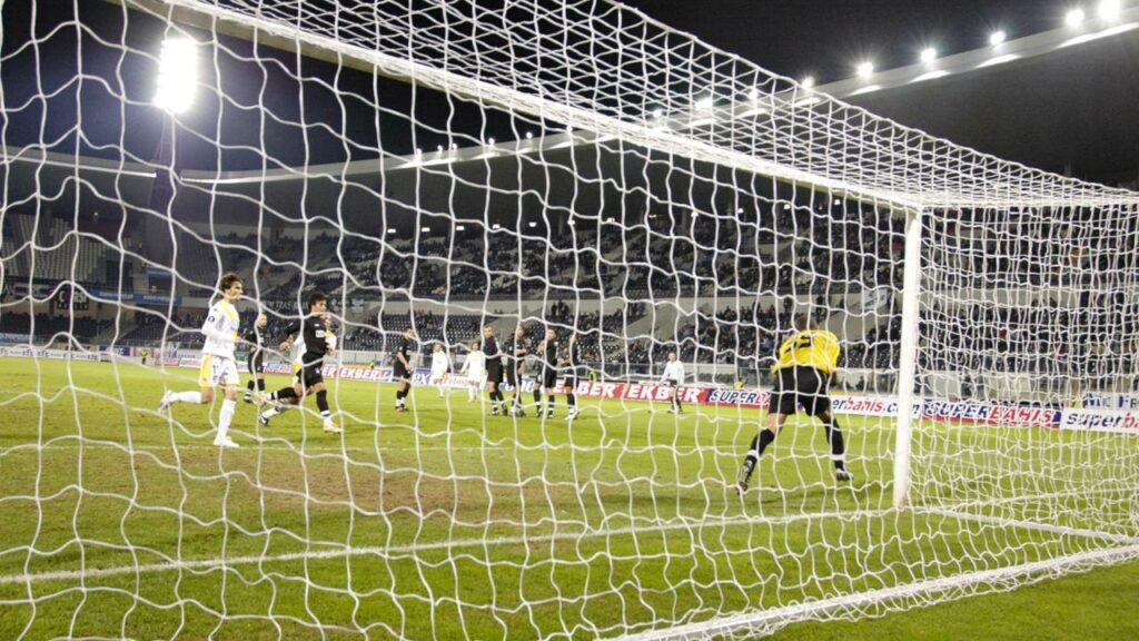 Jogador quase quebra o pescoço em comemoração de gol