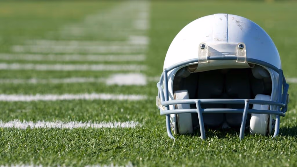 Defensor da NFL é suspenso após acertar cabeça brutal com capacete em adversário