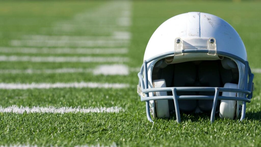 Defensor da NFL é suspenso após acertar cabeça brutal com capacete em adversário