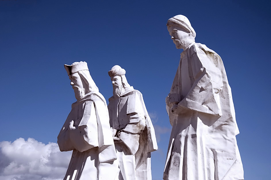 O Dia de Santos Reis celebra a visita dos três reis magos ao menino Jesus - Por Mário Monte / Wikimedia Commons