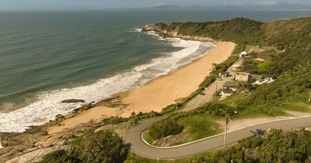 Primeira praia de nudismo do Brasil proíbe nudez