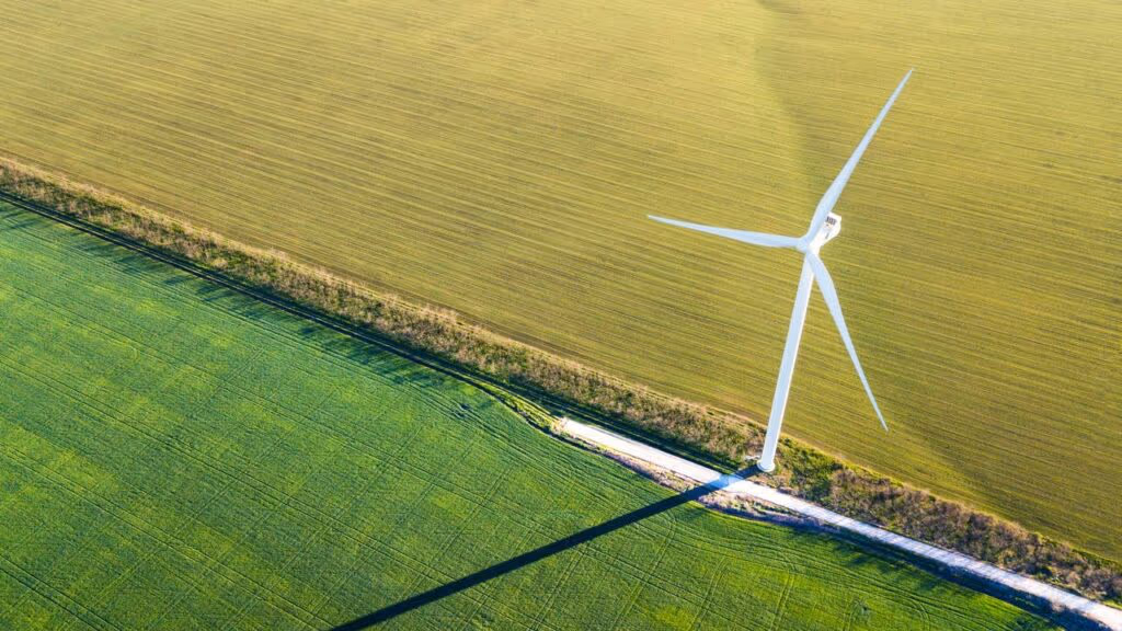 Fazendeiro destrói turbina eólica de 37 toneladas em sua terra puxando com vários tratores